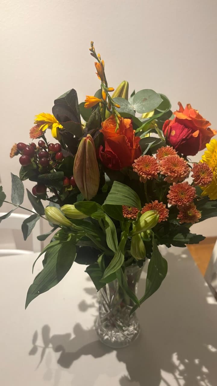 Original photo: autumn bouquet in a vase, shot at home